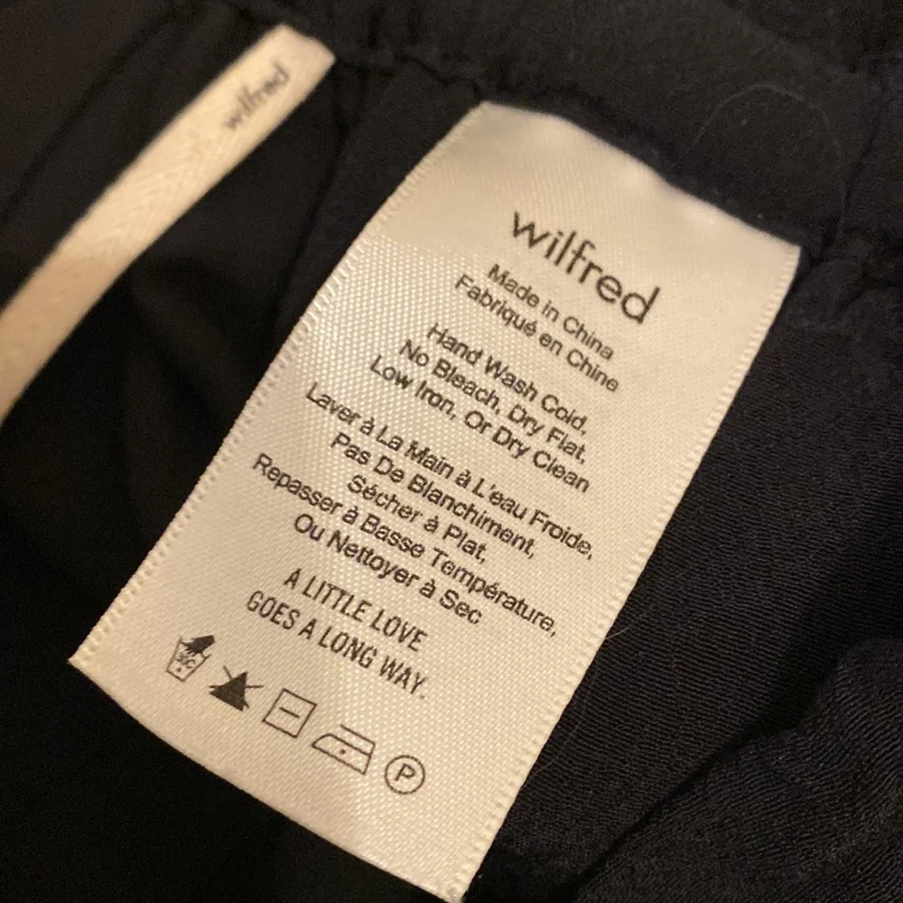 WILFRED ARITZIA BLACK DRAWSTRING SHORTS WITH POCKETS. Size M